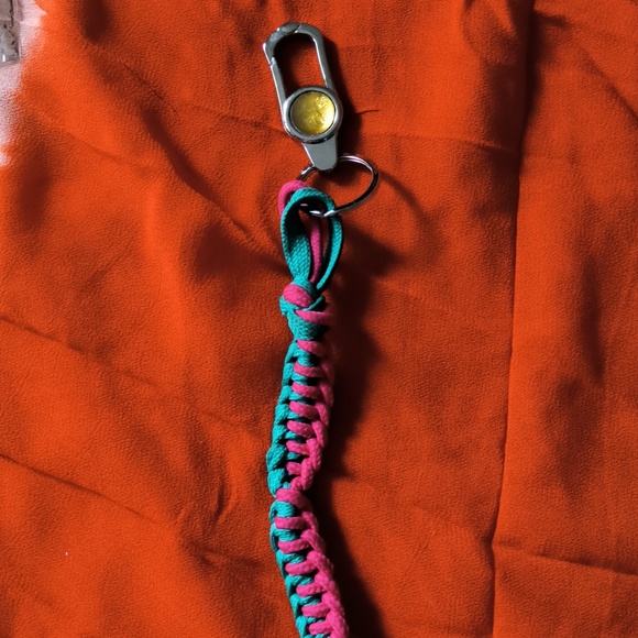 Fancy Lace keychain - Picture 2 of 2